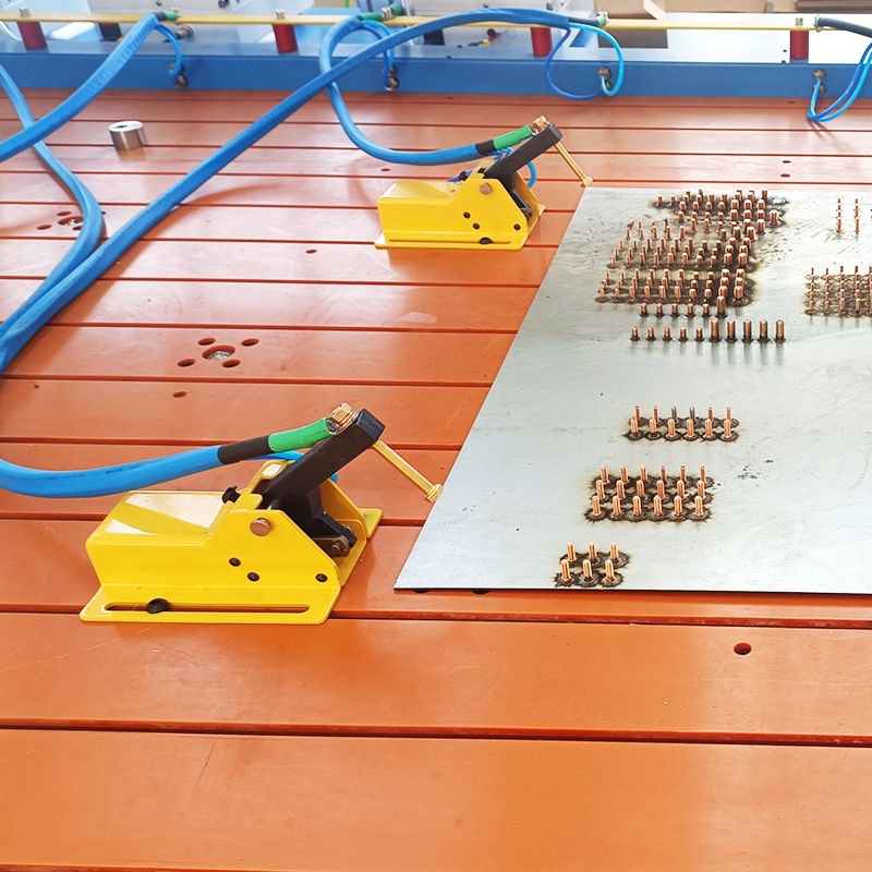Máquina automática de soldadura de pernos CNC de 3 ejes y 3 cabezales de soldadura